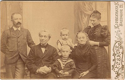 Lærerparret Brandstrup med sønnen Christian og dennes familie