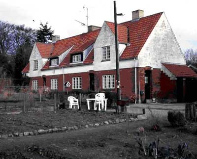 Christian Brandstrup og Holger Rasmussen: Port�rboliger ved Vedb�k Station, 1908