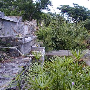 Foto af ruinen af en sukkerfabrik, juni 2003