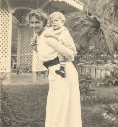 Elisabeth Meyn f. J�rgensen og s�nnen Jens Peter